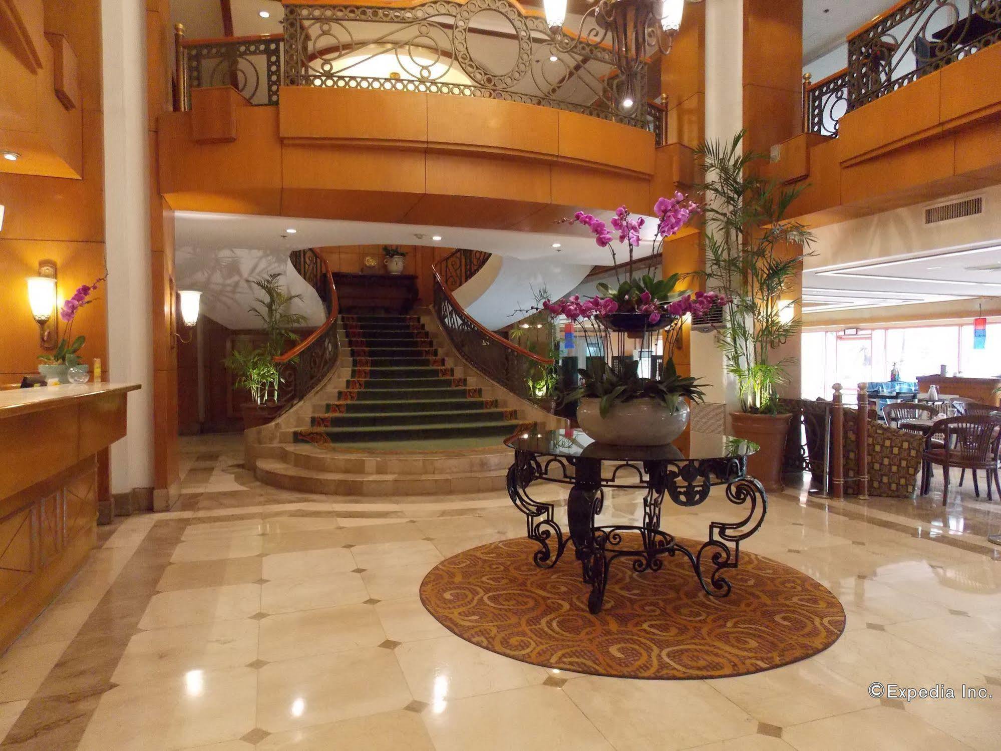 Sarabia Manor & Convention Center Hotel Iloilo Esterno foto